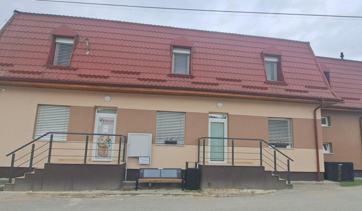 2. fotografia fotogalérie Aktuality / Nová autobusová zastávka a mobiliár pri Obecnom dome v Suchej Doline - foto