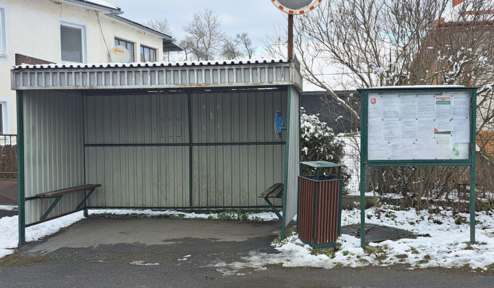 3. fotografia fotogalérie Aktuality / Nová autobusová zastávka a mobiliár pri Obecnom dome v Suchej Doline - foto