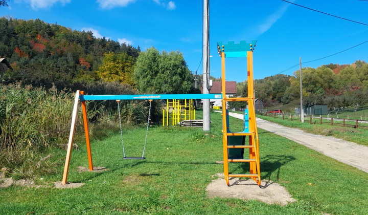 5. fotografia fotogalérie Projekty v obci / Detské ihrisko Suchá Dolina z dotácie poslancov PSK - foto