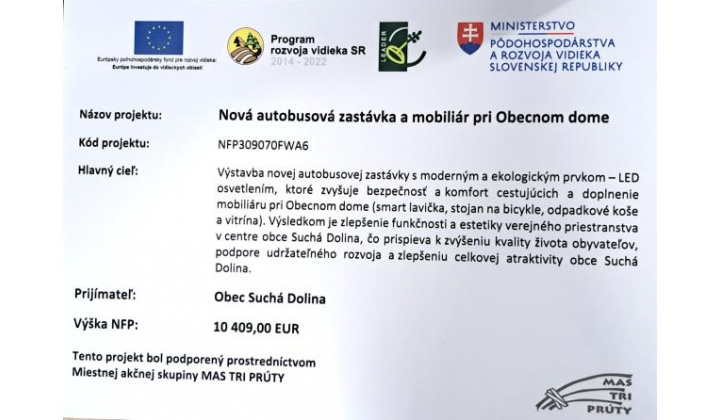 Fotka - Nová autobusová zastávka a mobiliár pri Obecnom dome v Suchej Doline