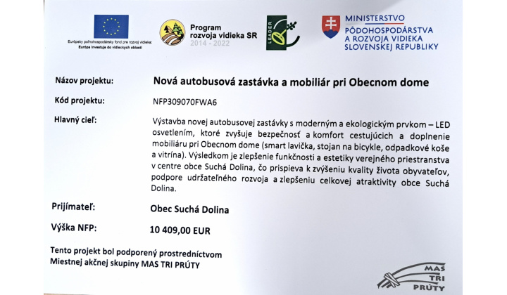 Fotka - Nová autobusová zastávka a mobiliár pri Obecnom dome
